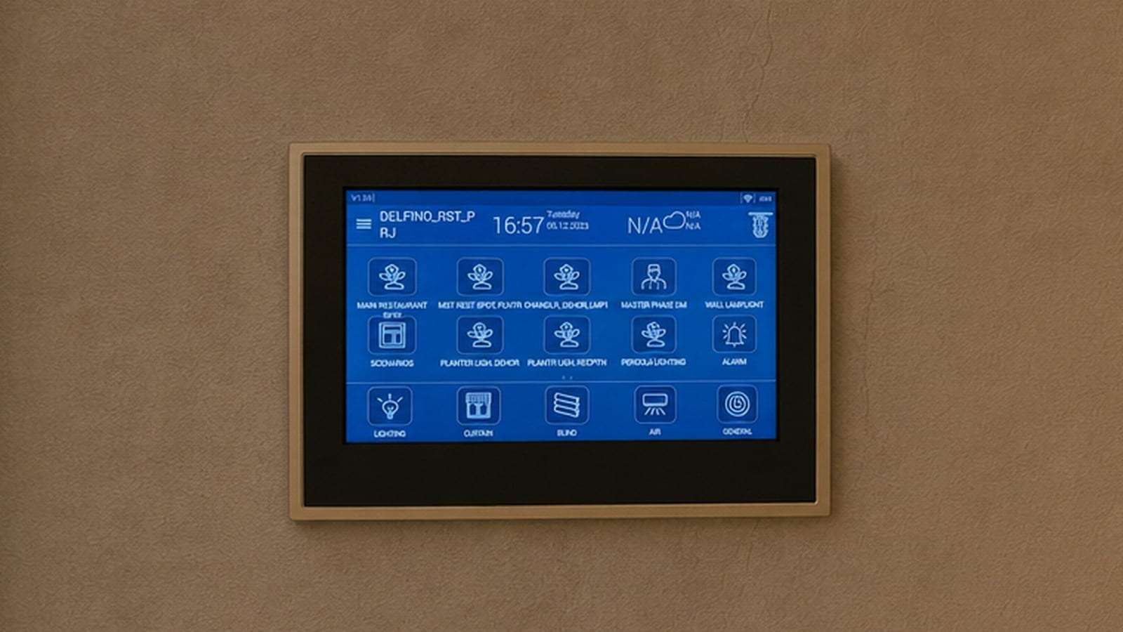 شاشة التحكّم KNX في دلفينو مايفير، الرياض، وعليها مشاهد إضاءة المطعم والتحكّم بالستائر والمظلات والتكييف في واجهة واحدة